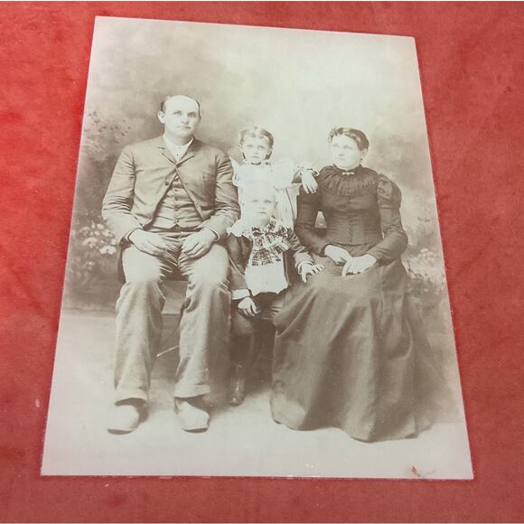 Antique Photography in Antique Frame Family Photo Dated - Picture 4 of 8